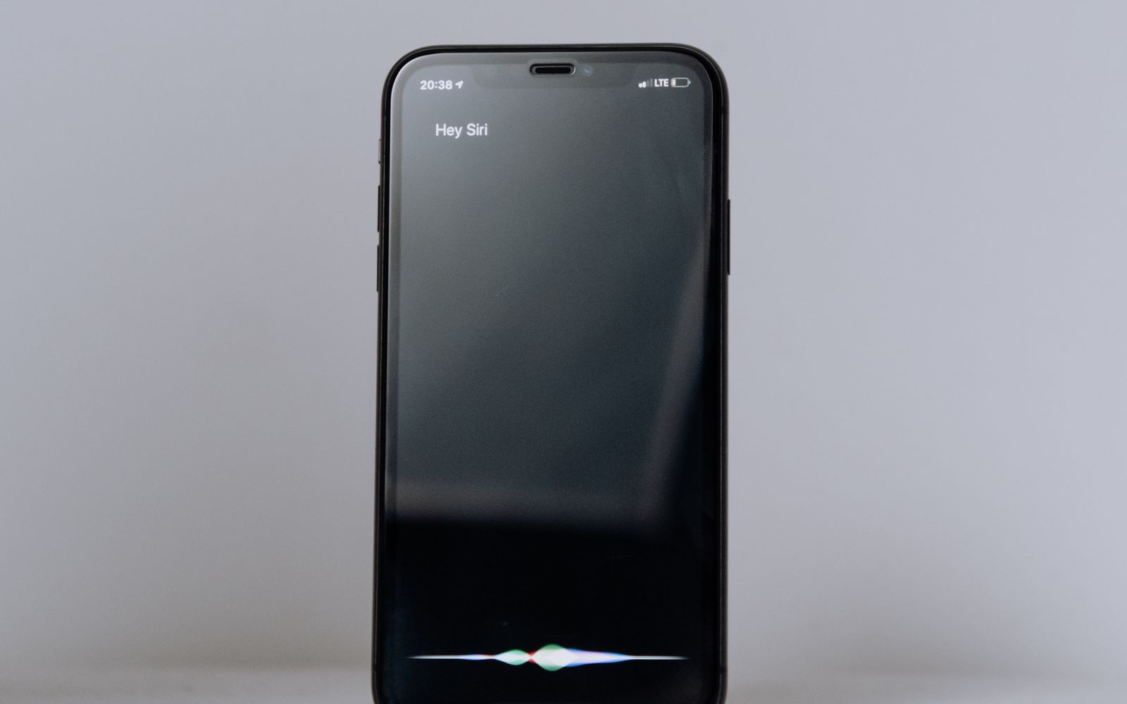Ekranında ses dalgası görünen akıllı telefon