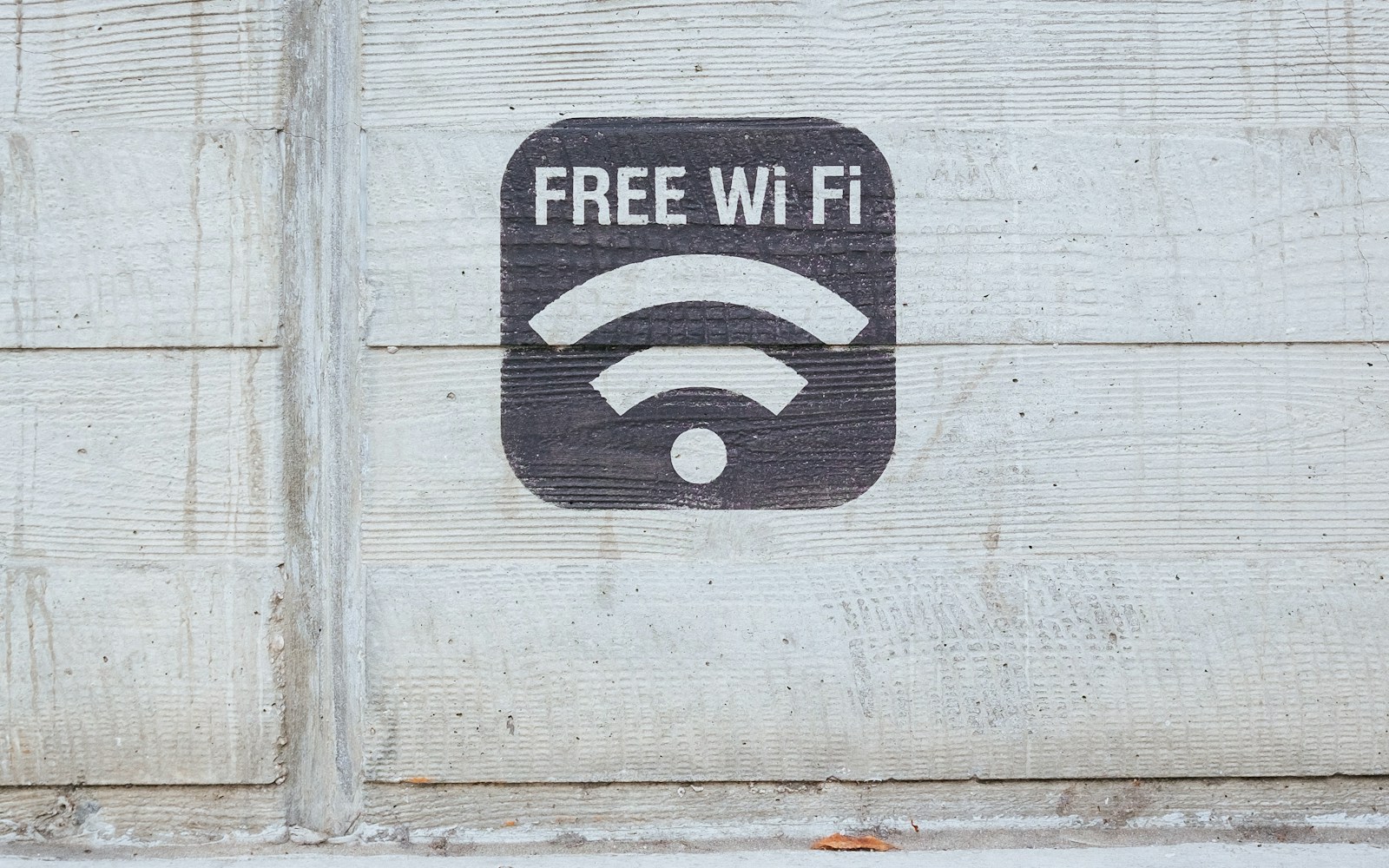Beton duvara boyanmış ücretsiz Wi-Fi işareti