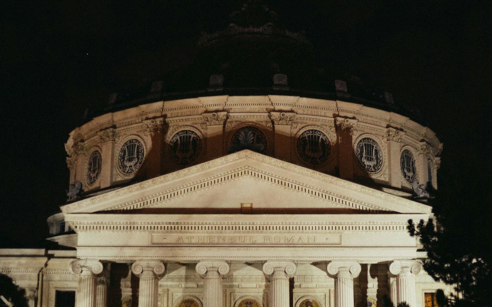 Bükreş’te gece aydınlatılmış Romen Atheneum binası